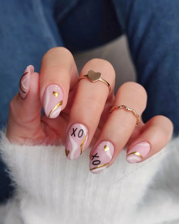 Short Valentine's Nails with “XOXO” and Gold Accents