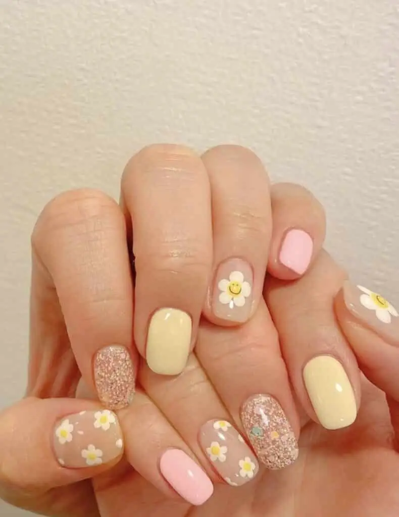 Peachy Perfection with Dainty Daisies